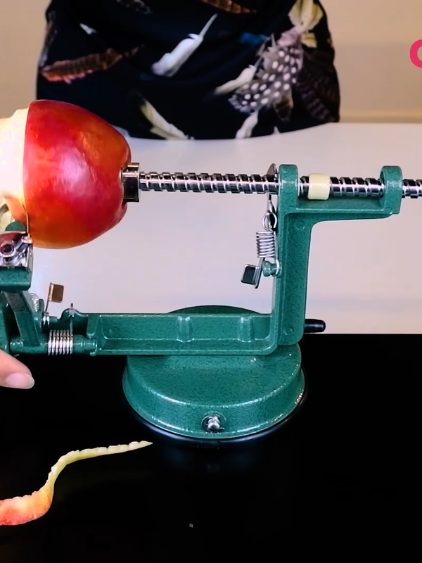 How does an Apple Peeling Machine work?