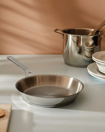 Alessi Koekenpan Pots&Pans - AJM110/24 - ø 24 cm - door Jasper Morrison - zonder anti-aanbaklaag