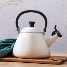 Le Creuset Whistling Kettle Kone Meringue 1.6 Liter