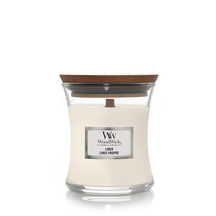 WoodWick Scented Candle Mini Linen - 8 cm / ø 7 cm