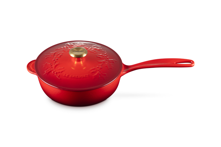 Le Creuset Sauspan Gietijzer - Goudkleurig Knop - Holly Christmas - Kersenrood -  ø 21 cm / 2 Liter