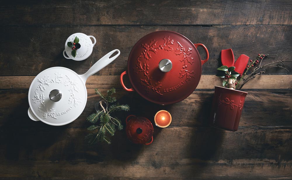 Le Creuset Braadpan Marmite met Goudkleurig Knop - Holly Christmas - Wit - ø 26 cm / 4.1 Liter