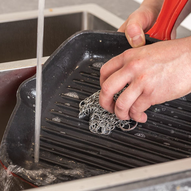 Hoe verwijder je roest uit een gietijzeren pan?